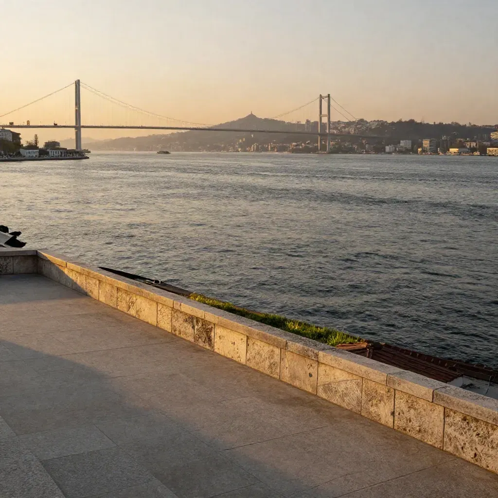 İstanbul Avrupa kıyısı, Ortaköy silueti ve Boğaz Köprüsü; alt bölüm sakin su ve sis.